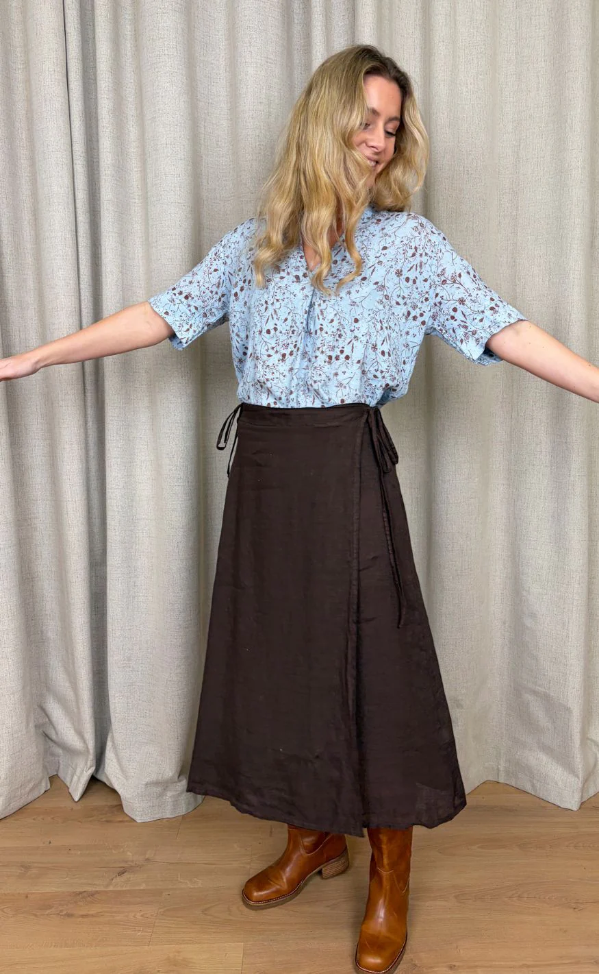 Black Colour Bluse - Melina SS Linen - Floral - Image 2