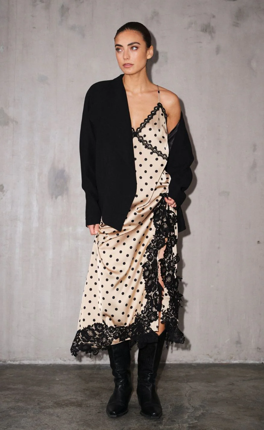 Gossia Kjole - Dahlia Mi - Latte Black Dots - Image 3