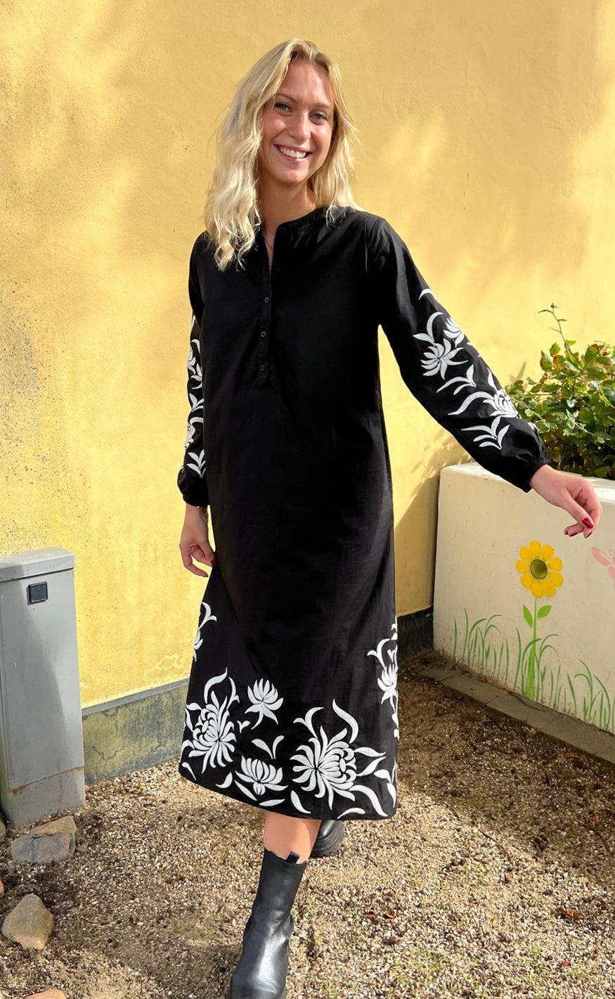 Say INA Copenhagen Kjole - Tilde Long - Black W. Embroidery - Image 3