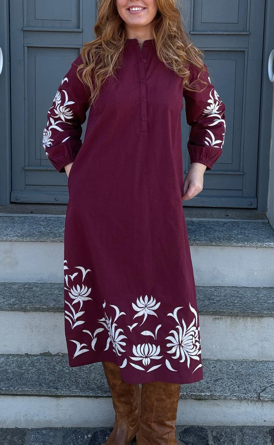 Say INA Copenhagen Kjole - Tilde Long - Burgundy Red W. Embroidery - Image 4