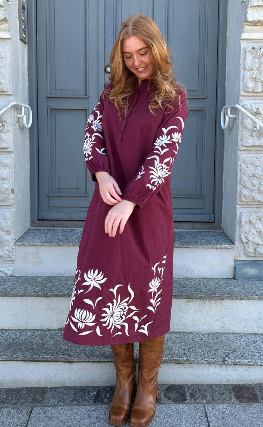 Say INA Copenhagen Kjole - Tilde Long - Burgundy Red W. Embroidery - Image 5