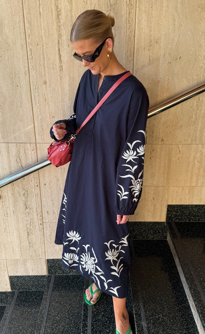 Say INA Copenhagen Kjole - Tilde Long - Navy W. Embroidery - Image 6
