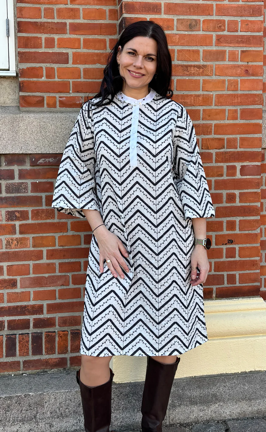 Say INA Copenhagen Kjole - Zara Zig Zag - White W. Black - Image 4