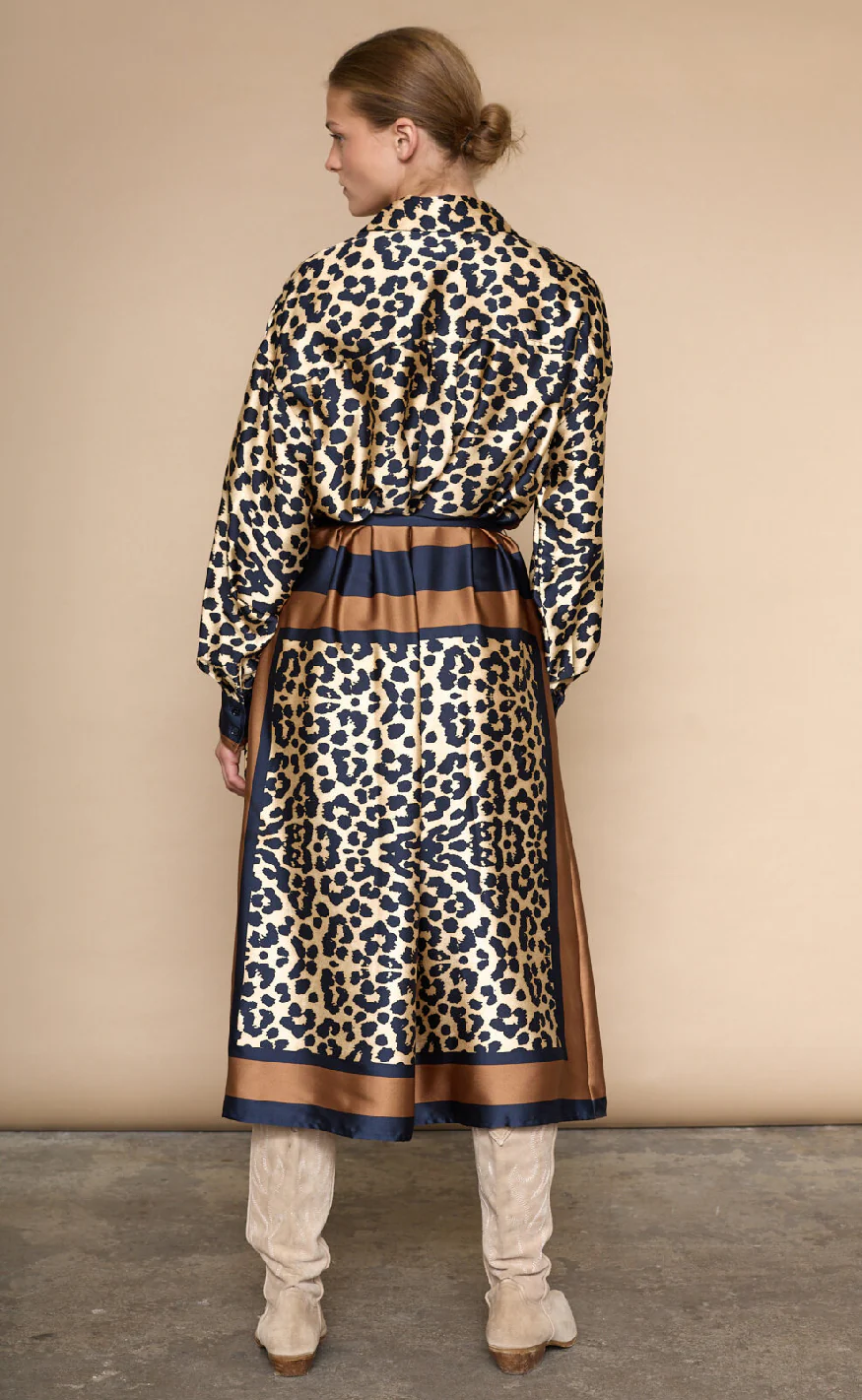 Love & Divine Kjole - Love1394 - Navy Leo - Image 3