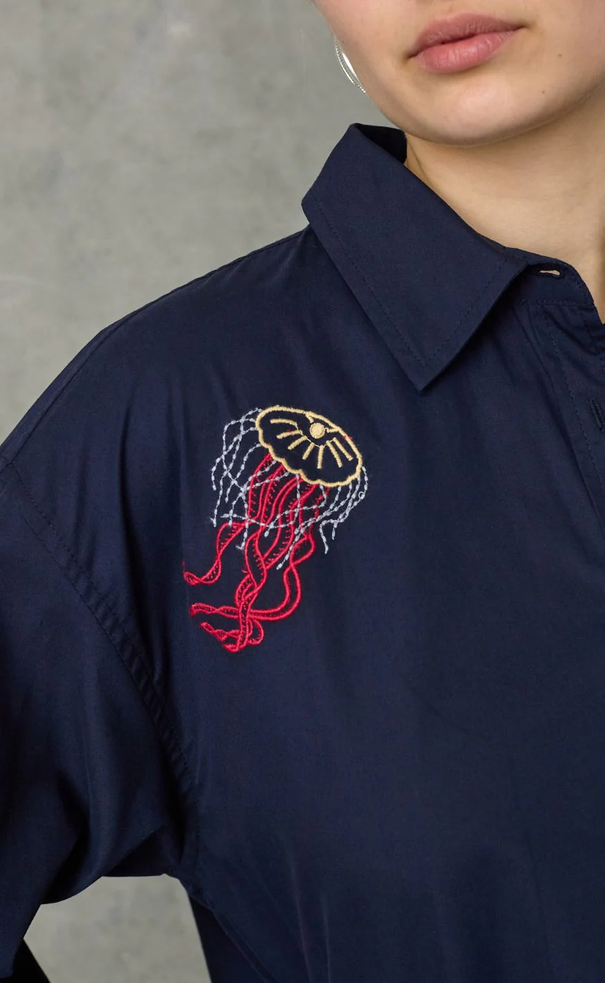 Love & Divine Kjole - love1589 - Navy Emb. - Image 3