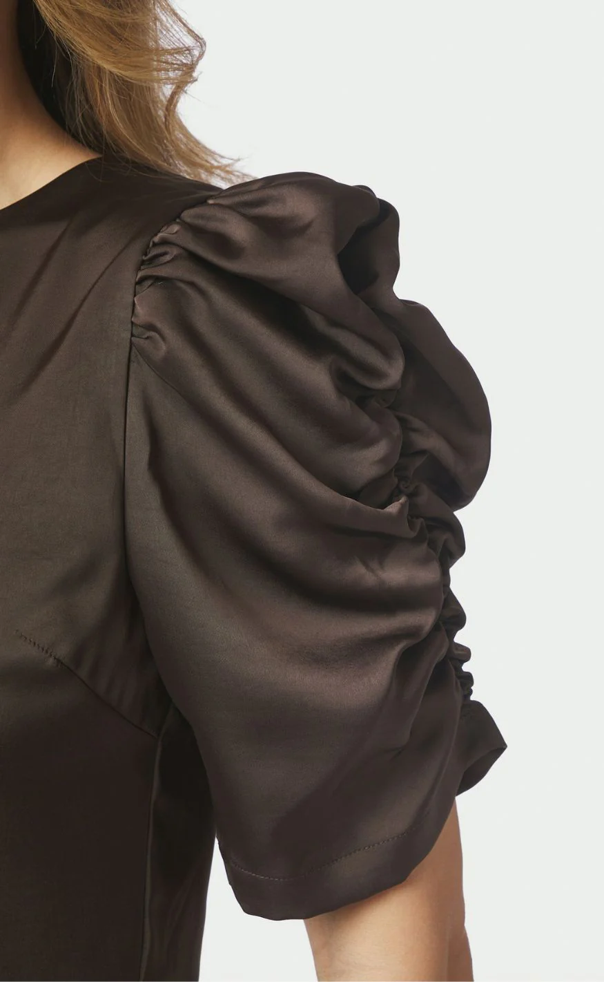 Neo Noir Bluse - Benua Heavy Sateen - Dark Brown - Image 3