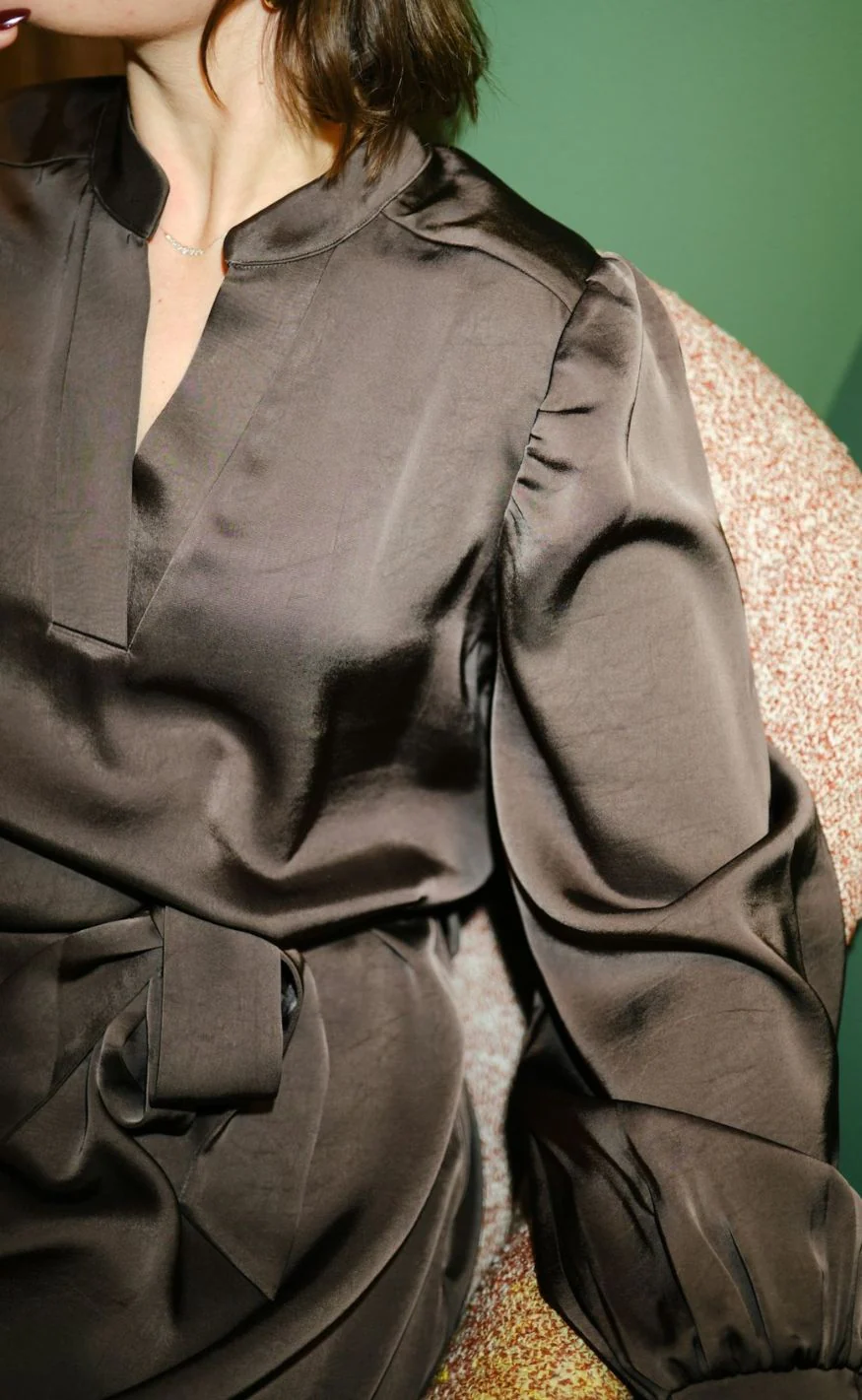 Neo Noir Kjole - Rolana Heavy Sateen - Dark Brown - Image 7