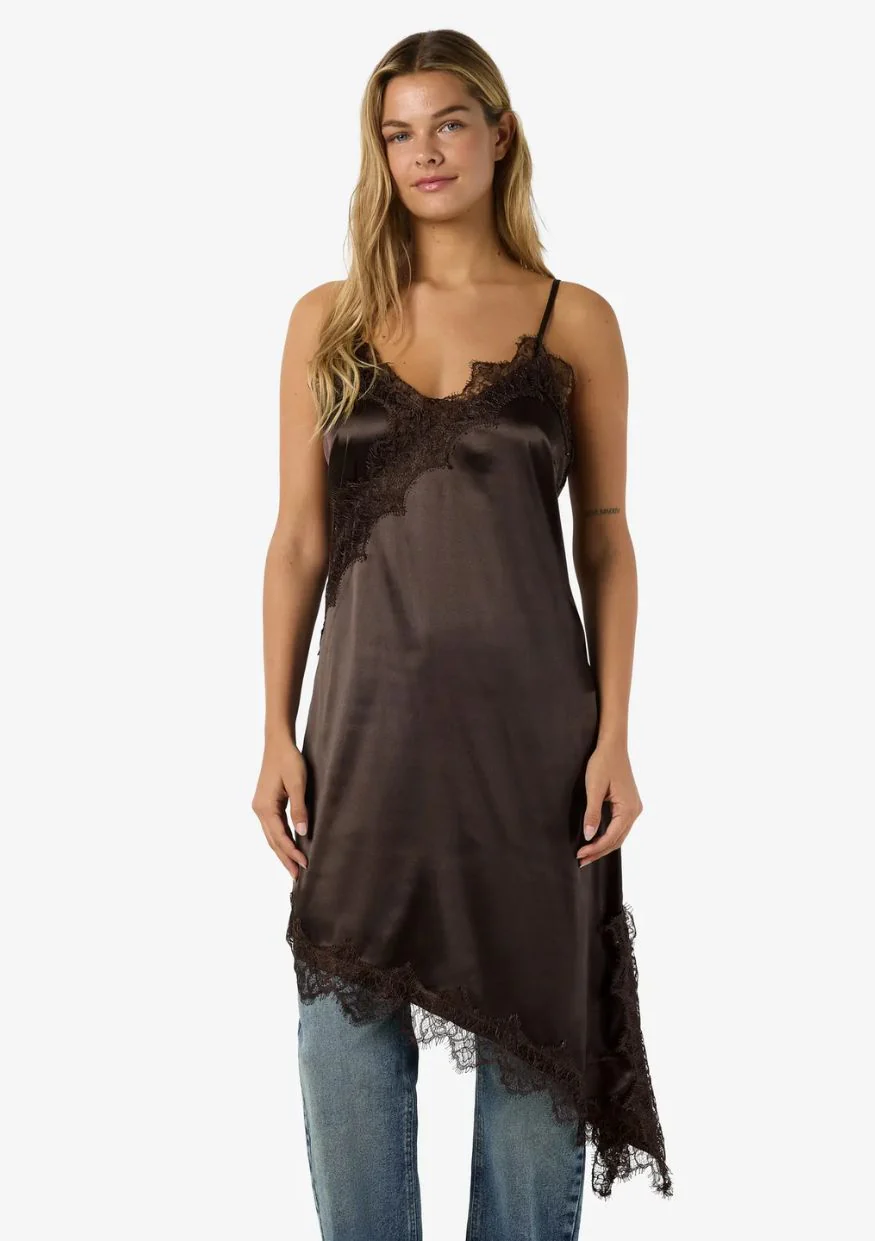 Noisy May Kjole - Sofie Satin - Chocolate Brown - Image 2
