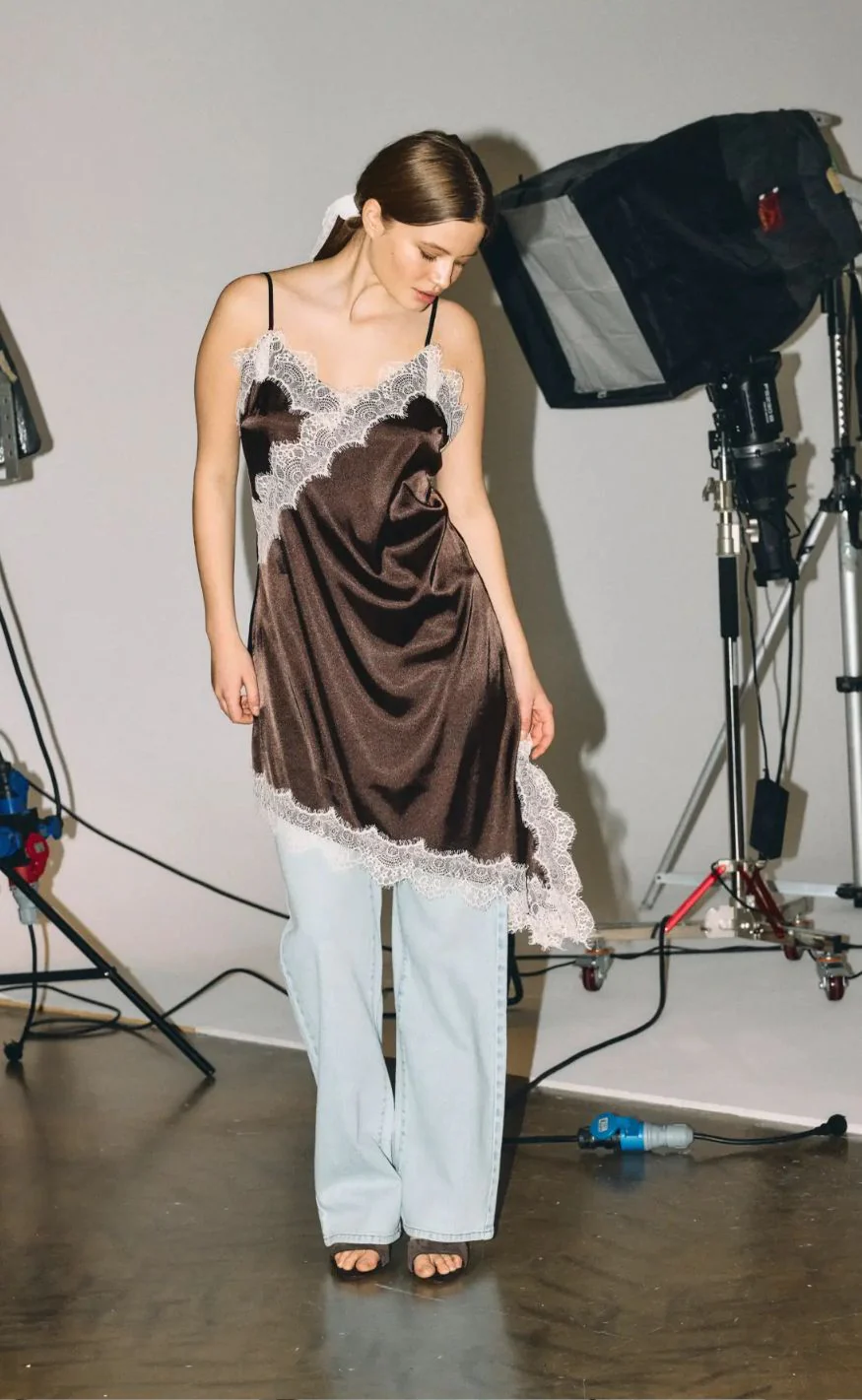 Noisy May Kjole - Sofie Satin - Chocolate Brown/Birch Lace - Image 2