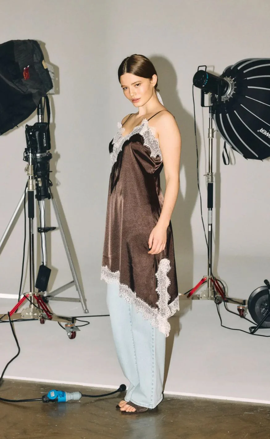 Noisy May Kjole - Sofie Satin - Chocolate Brown/Birch Lace - Image 3