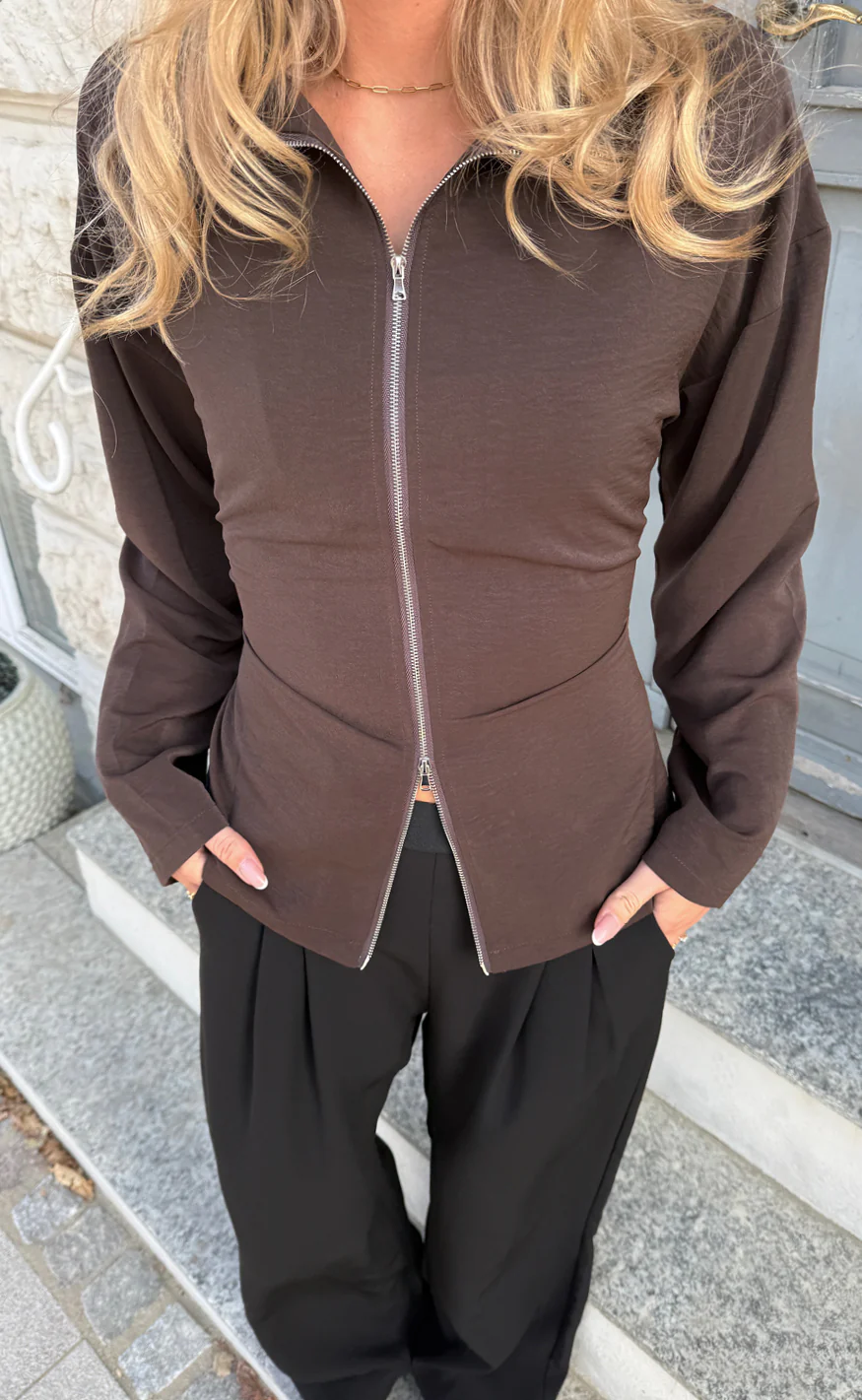 Say INA Copenhagen Bluse - Zenia Zip - Dark Brown - Image 4