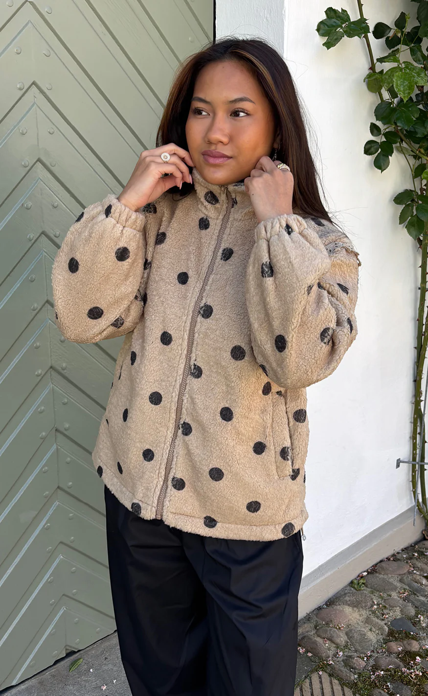 Say INA Copenhagen Fleece Jakke - Fia - Beige W. Black Dots - Image 2