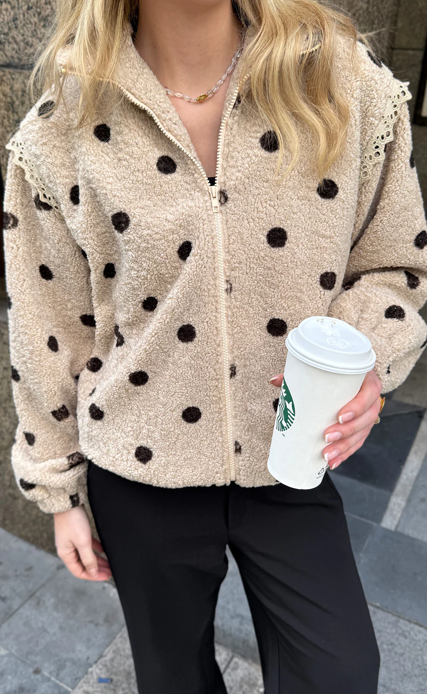 Say INA Copenhagen Fleece Jakke - Fia - Beige W. Black Dots - Image 3