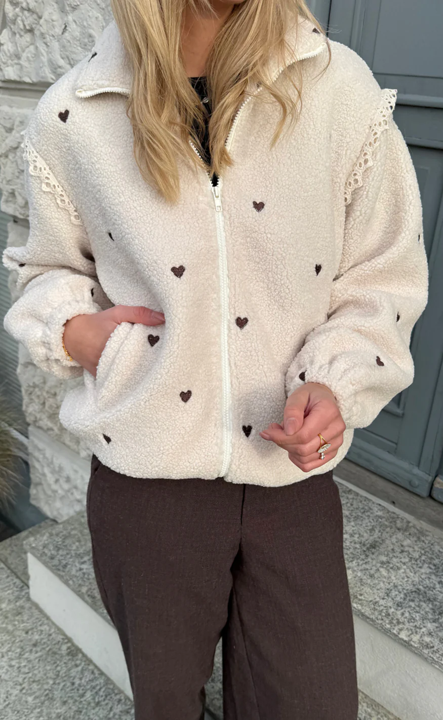 Say INA Copenhagen Fleece Jakke - Fia - Beige W. Brown Embroidery Hearts - Image 6