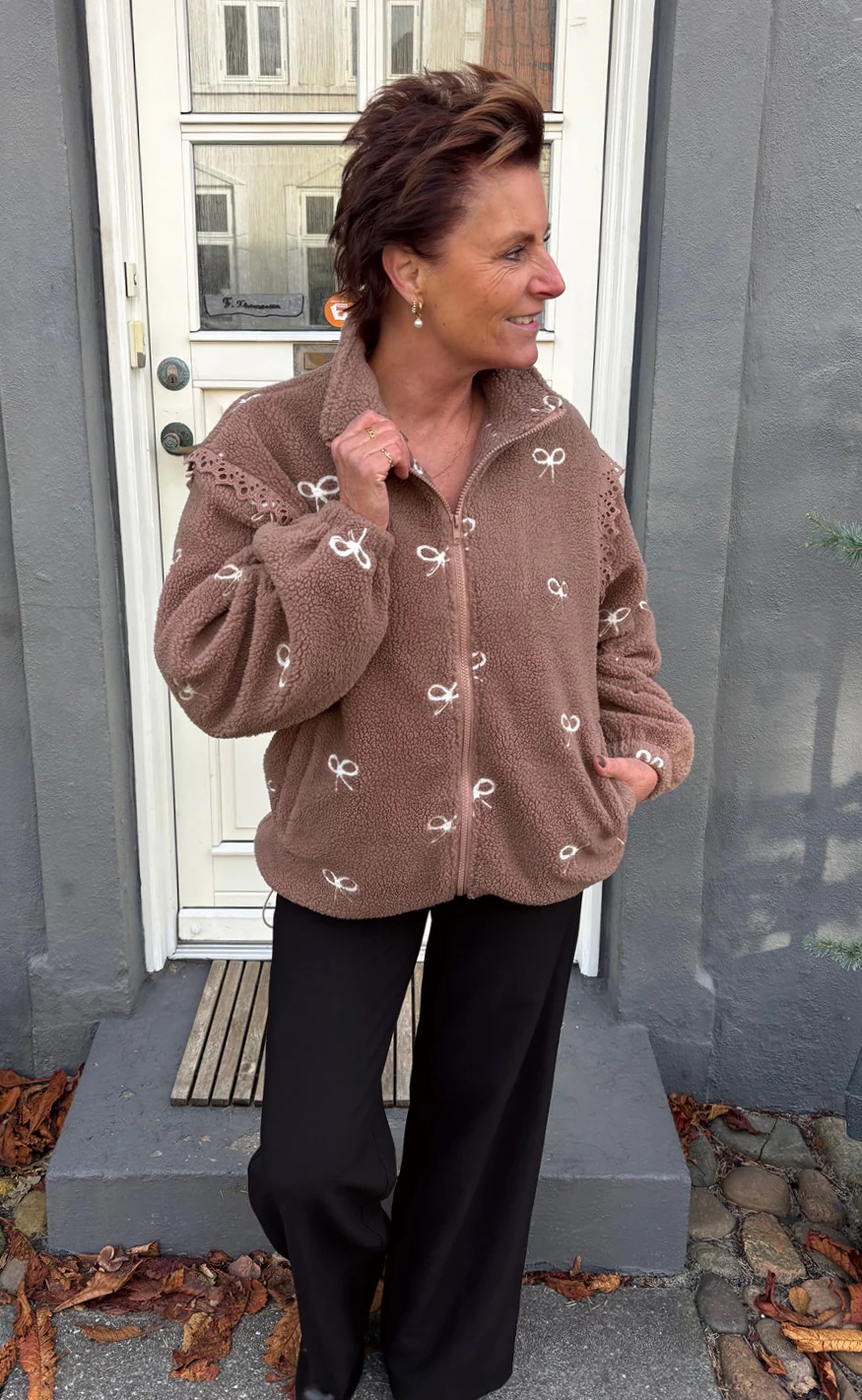 Say INA Copenhagen Fleece Jakke - Fia - Brown W. Bow Embroidery - Image 5