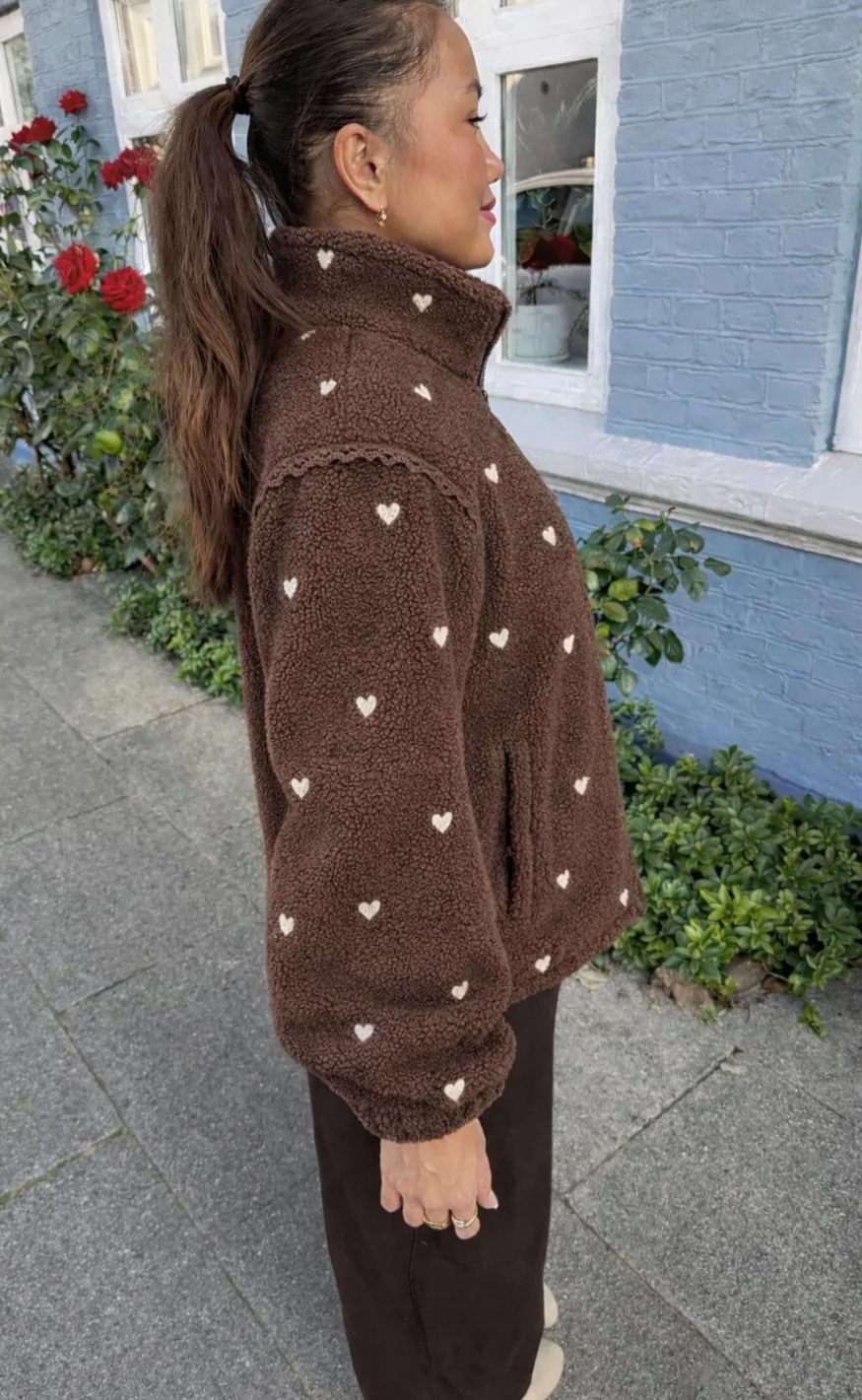 Say INA Copenhagen Fleece Jakke - Fia - Dark Brown W. Beige Embroidery Hearts - Image 4