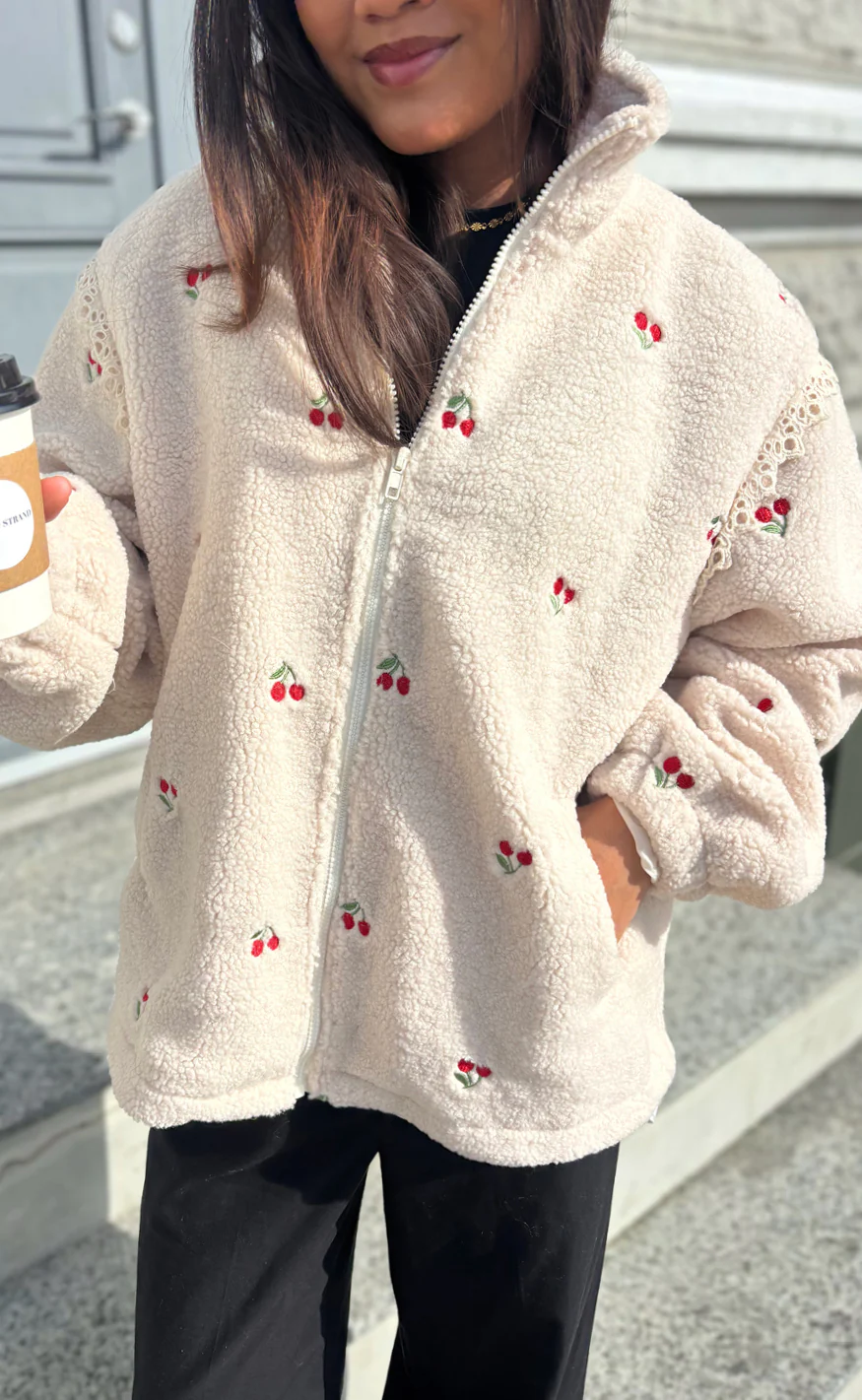 Say INA Copenhagen Fleece Jakke - Fia - Off White W. Cherries - Image 10