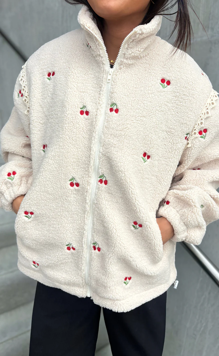 Say INA Copenhagen Fleece Jakke - Fia - Off White W. Cherries - Image 3