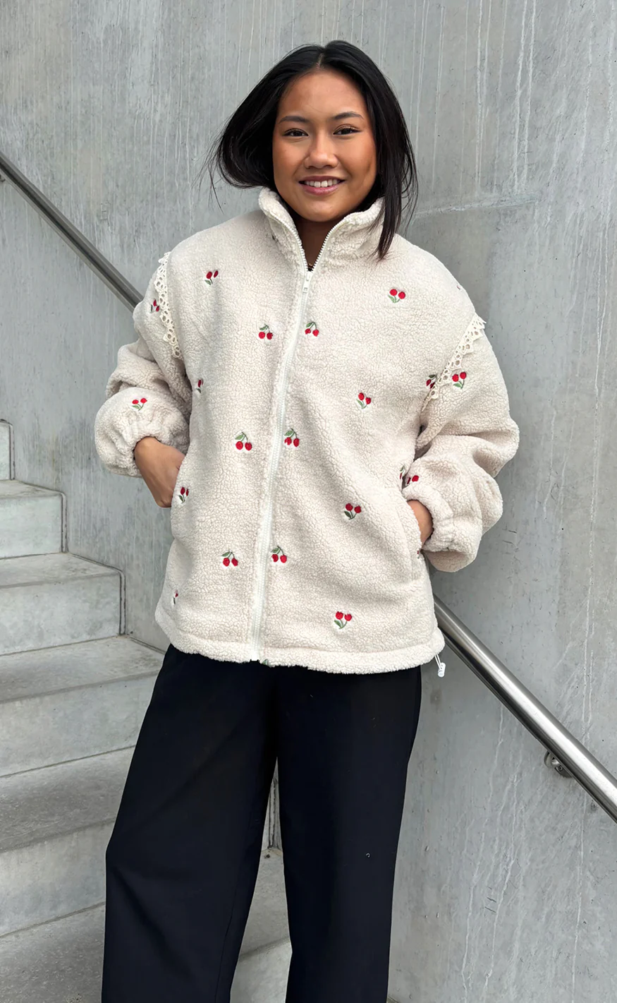 Say INA Copenhagen Fleece Jakke - Fia - Off White W. Cherries - Image 8
