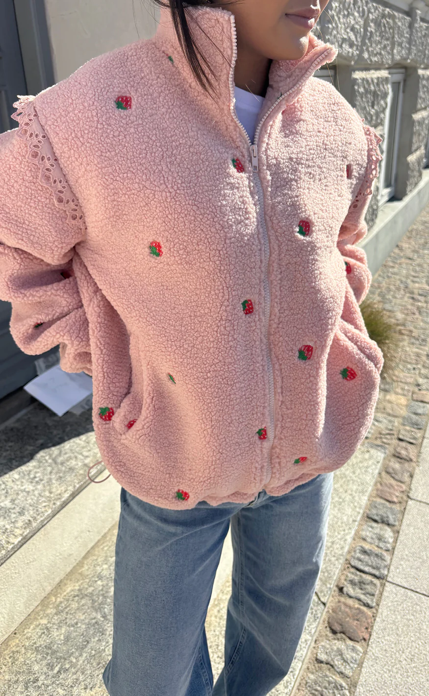 Say INA Copenhagen Fleece Jakke - Fia - Pink W. Strawberry Embroidery - Image 3