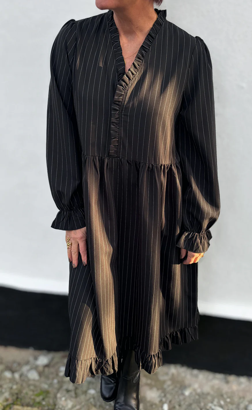 Say INA Copenhagen Kjole - Catja - Black Pinstripe - Image 4