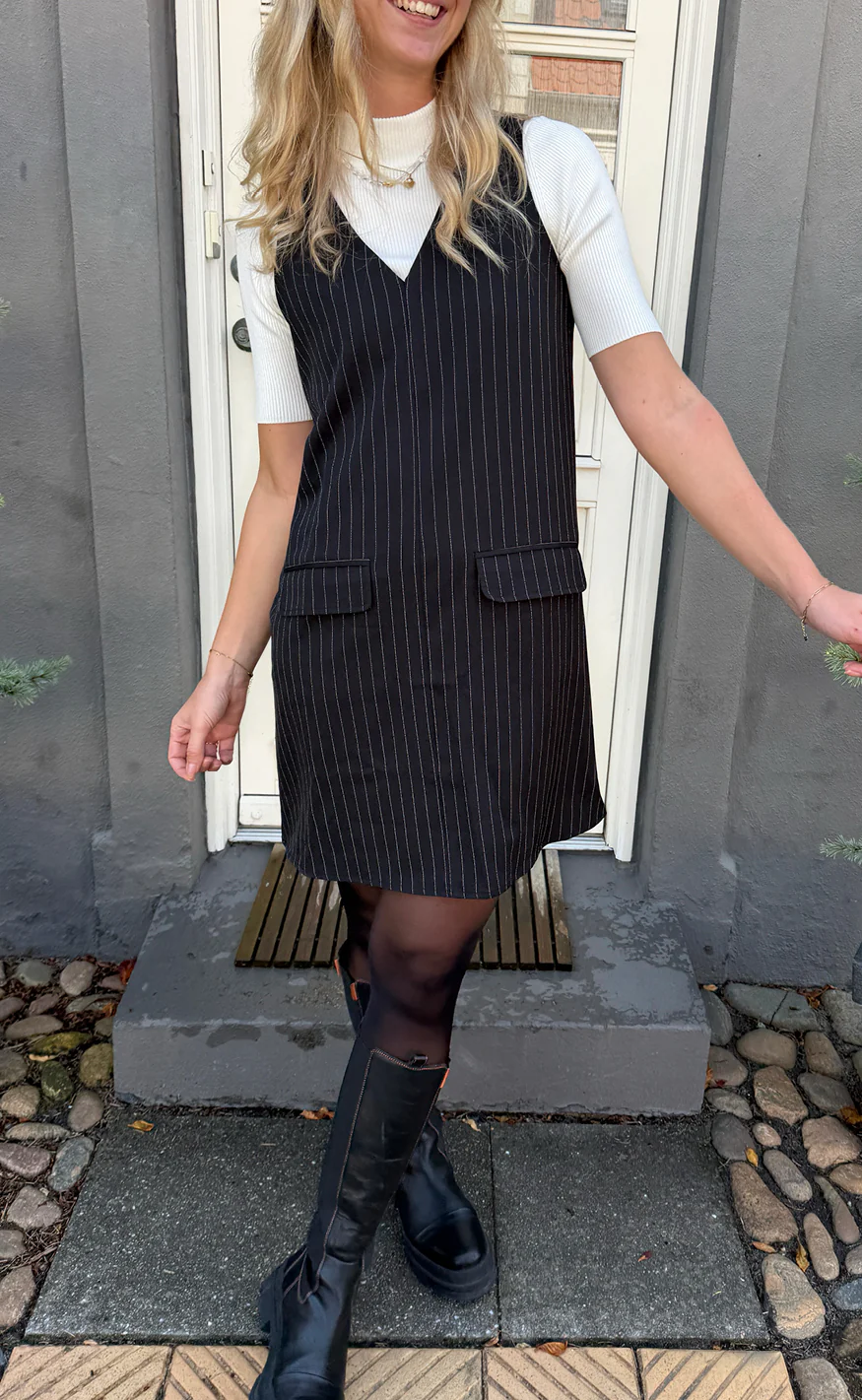 Say INA Copenhagen Kjole - Jessi Spencer - Black Pinstripe - Image 4