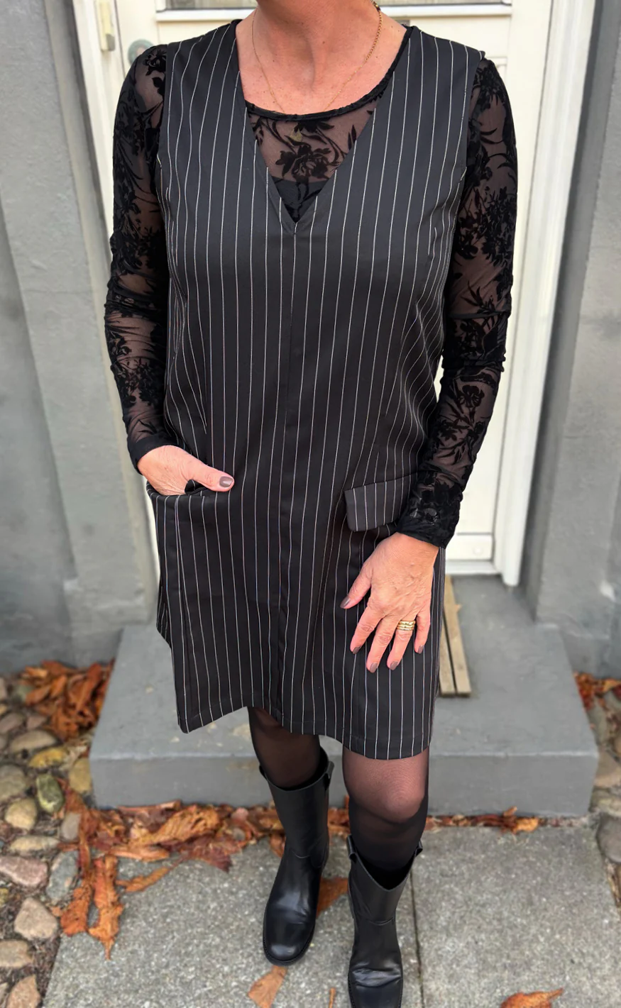 Say INA Copenhagen Kjole - Jessi Spencer - Black Pinstripe - Image 7