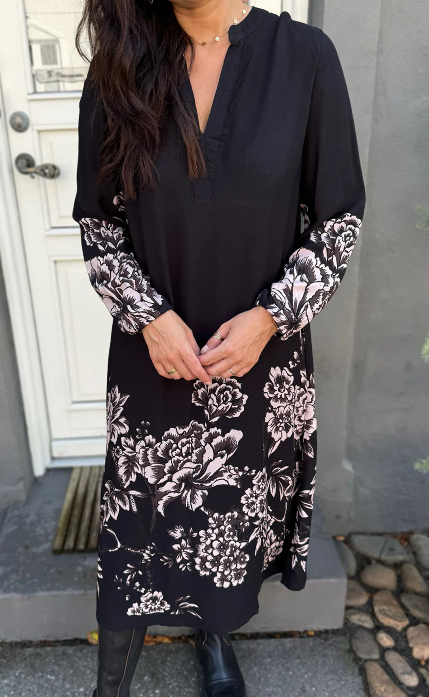 Say INA Copenhagen Kjole - Kae - Black W. Flowers - Image 3