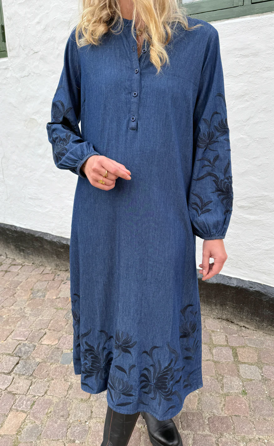 Say INA Copenhagen Kjole - Tilde Long - Denim Blue W. Embroidery - Image 8