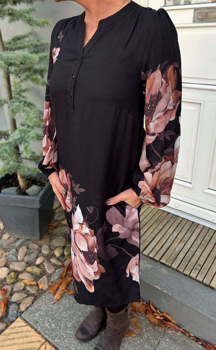 Say INA Copenhagen Kjole - Vivia - Black W. Rose Flowers - Image 3