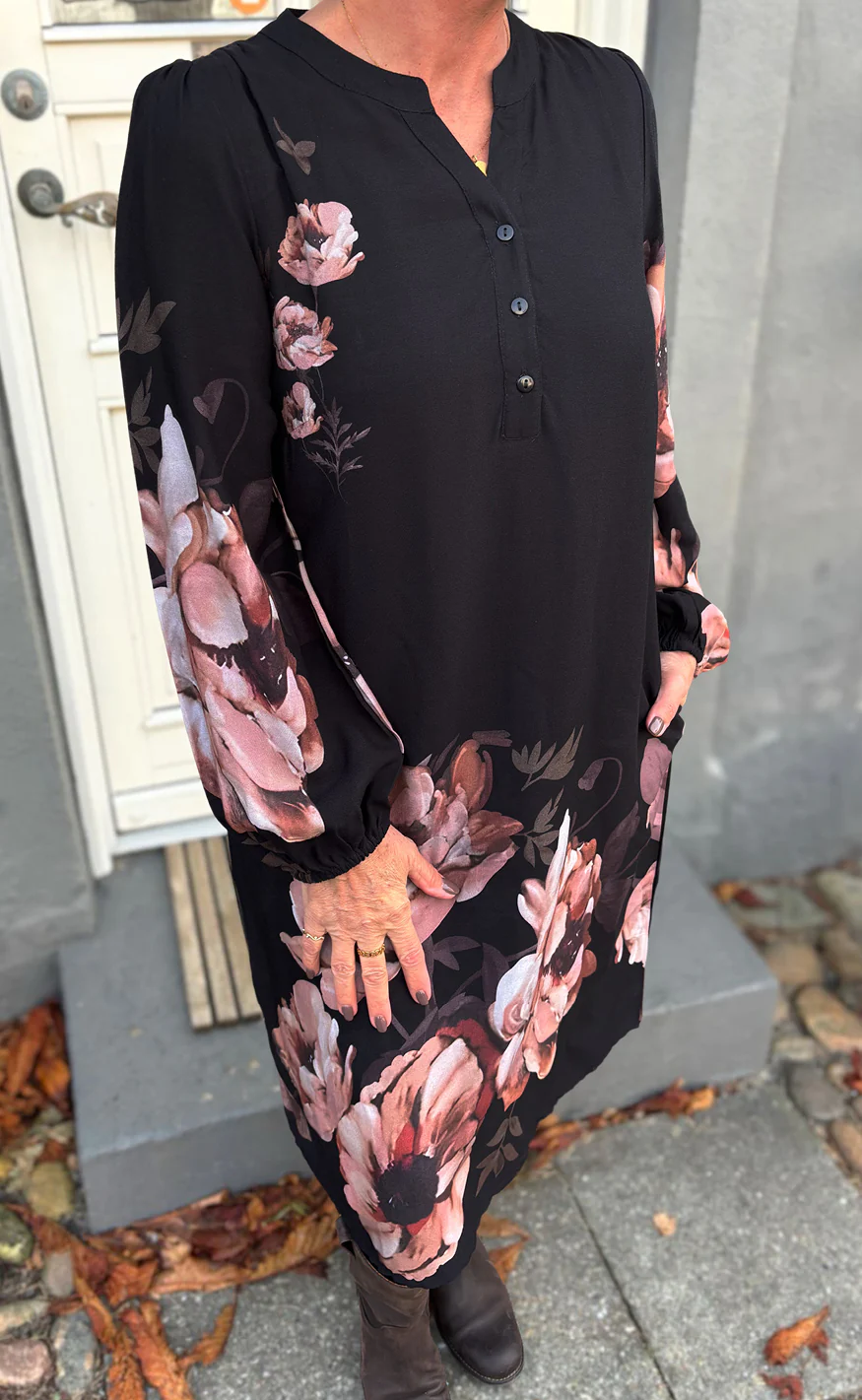Say INA Copenhagen Kjole - Vivia - Black W. Rose Flowers - Image 4