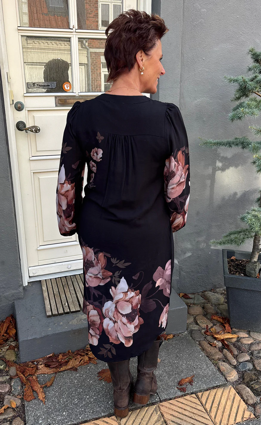 Say INA Copenhagen Kjole - Vivia - Black W. Rose Flowers - Image 5