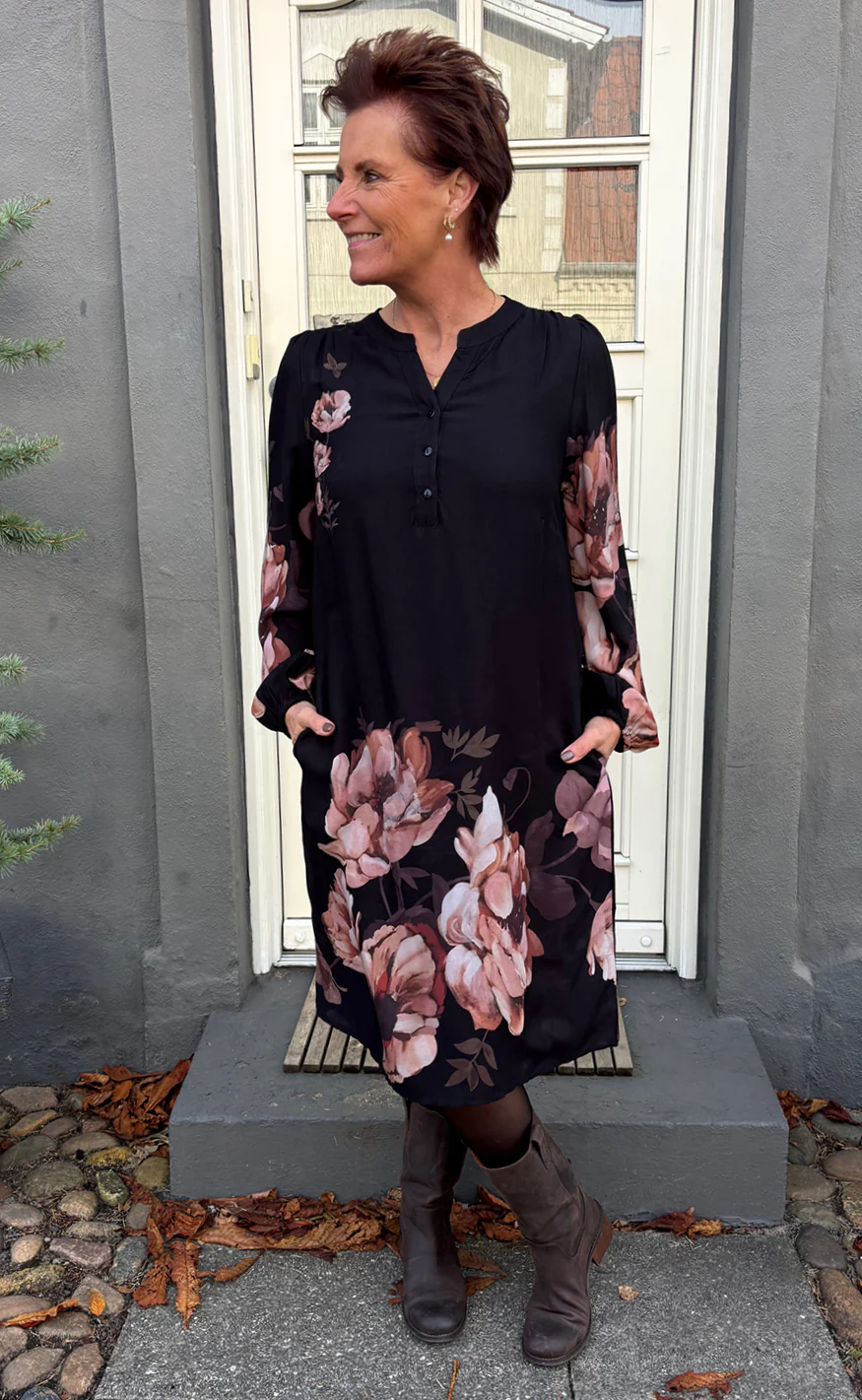 Say INA Copenhagen Kjole - Vivia - Black W. Rose Flowers - Image 6