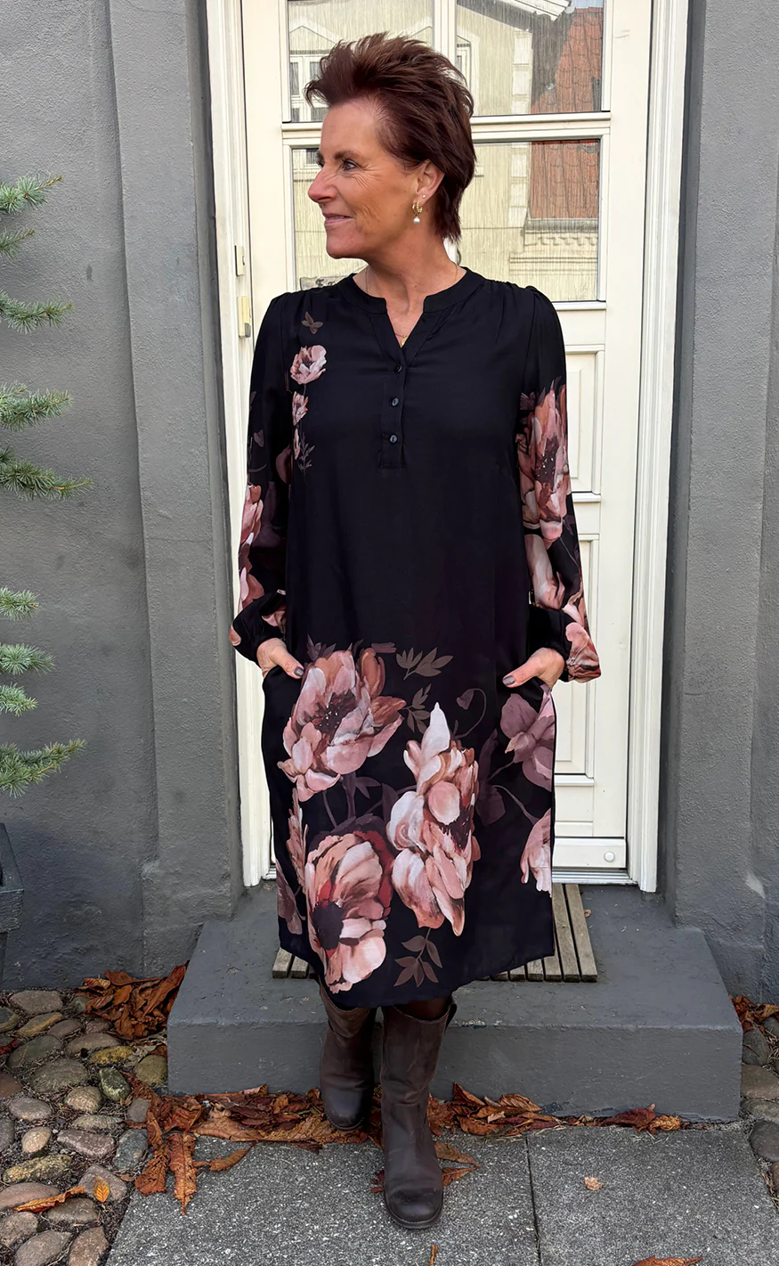 Say INA Copenhagen Kjole - Vivia - Black W. Rose Flowers - Image 7