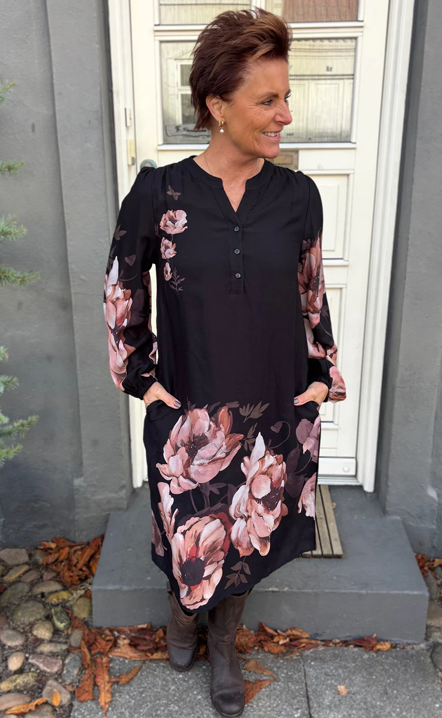 Say INA Copenhagen Kjole - Vivia - Black W. Rose Flowers - Image 8