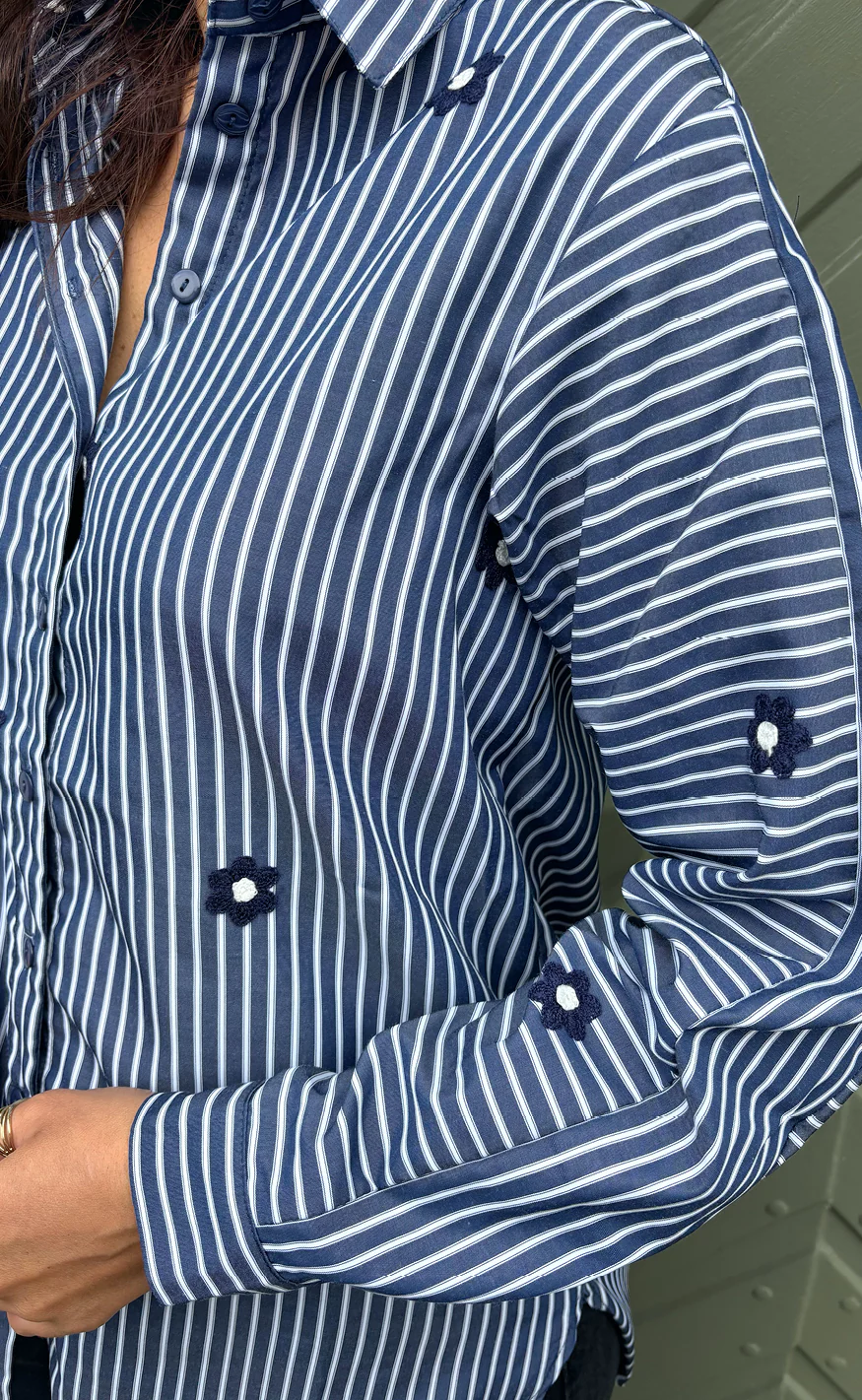 Say INA Copenhagen Skjorte - Katrina - Navy Blue Striped W. Embroidery Flower - Image 2