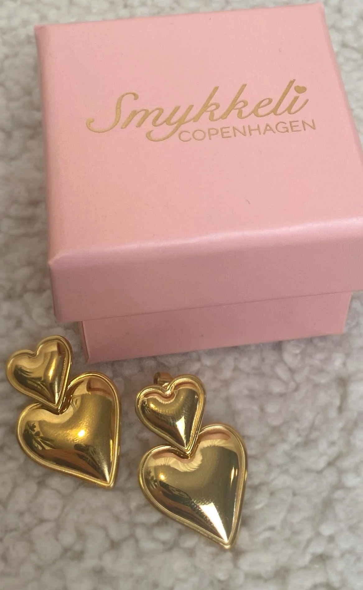 Smykkeli Copenhagen Øreringe - Marseille Heart - Gold Colour - Image 3