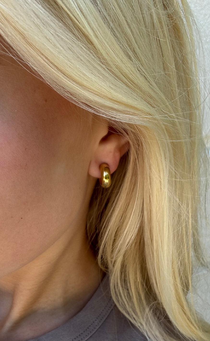 Smykkeli Copenhagen Øreringe - Plain Chunky Hoops - Gold Colour - Image 2